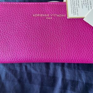 Adrienne Vittadini charging wallet
